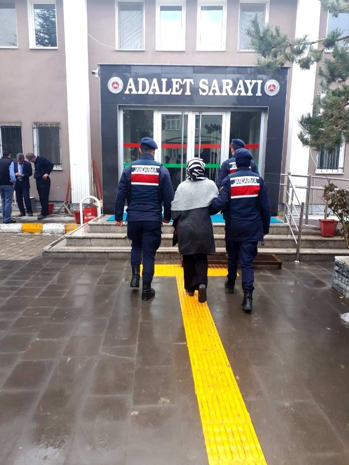 3 yıldır FETÖ\'den aranan kadın saklandığı evde yakalandı