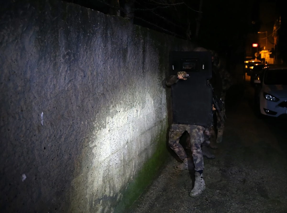 Adana\'da terör örgütü DEAŞ operasyonunda 4 gözaltı