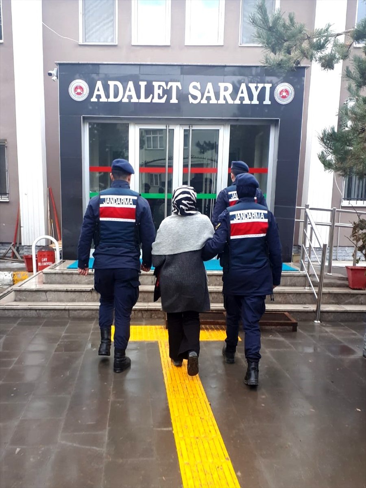 Afyonkarahisar\'da yakalanan FETÖ firarisi kadın zanlı, adli kontrol şartıyla bırakıldı