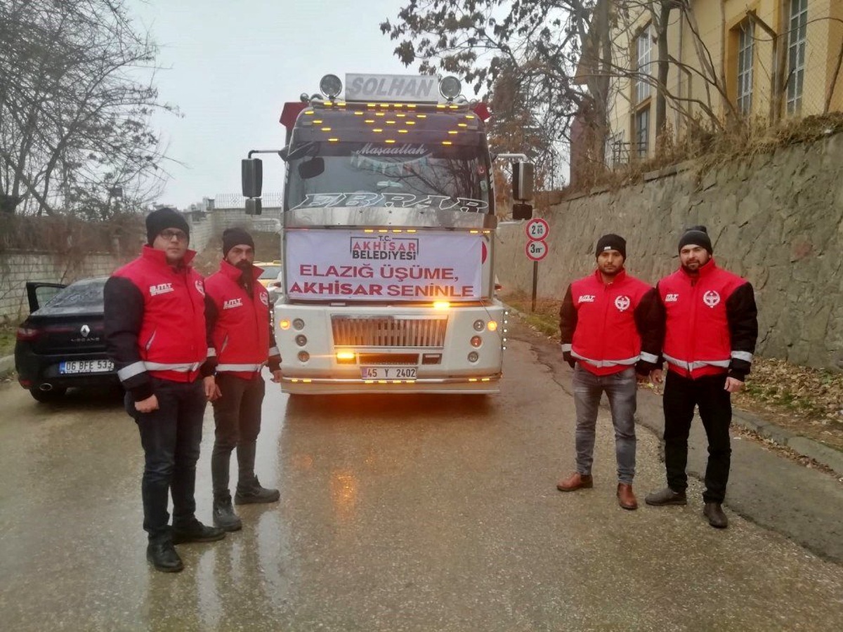 Akhisar\'ın yardım tırları Elazığ ve Malatya\'ya ulaştı