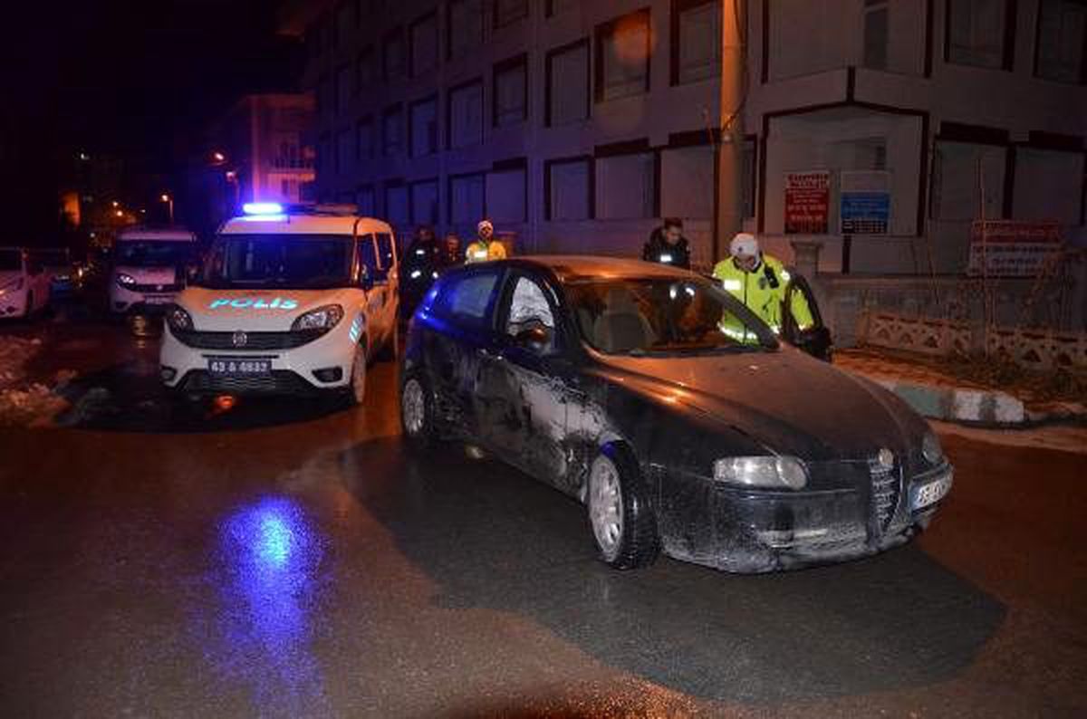 Alkollü sürücü, kaçmak istediği polis aracına çarpıp yakalandı