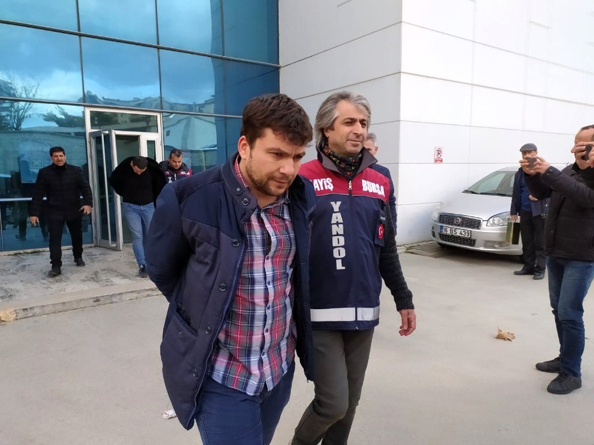 Arkadaşlarının polise yakalandığını duydu, korkup hastane koridorlarında yattı