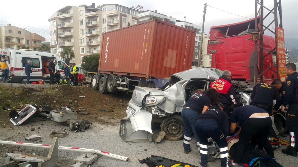 Aydın\'da tırla otomobil çarpıştı: 5 yaralı