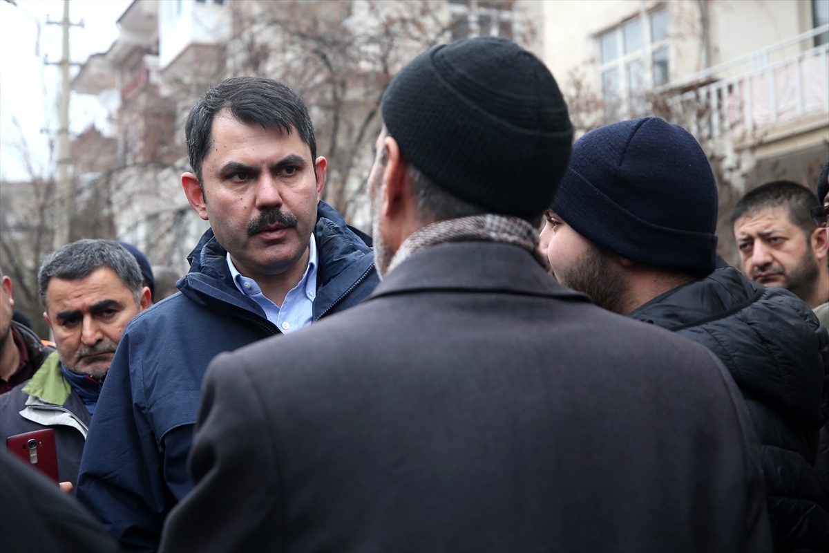 Bakan Kurum, Elazığ\'da depremzedelere verilecek konutları inceledi