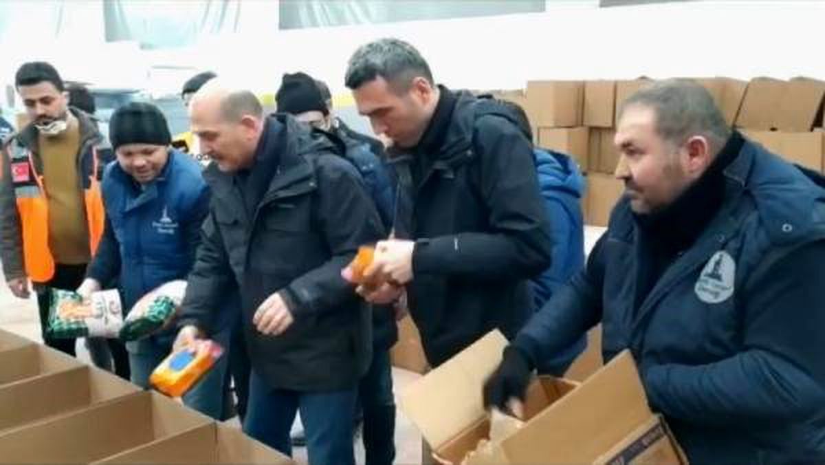 Bakan Soylu ve Koca, depremzedelere dağıtılacak gıdaların paketlenmesine yardım etti