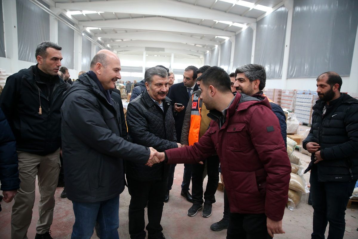 Bakanlar Soylu ve Koca, depremzedeler için gıdaların paketlenmesine yardım etti