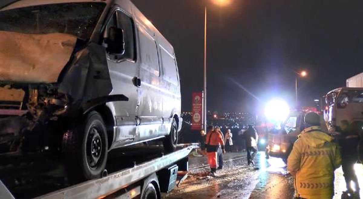 Başakşehir\'de kamyonetle minibüs kafa kafaya çarpıştı