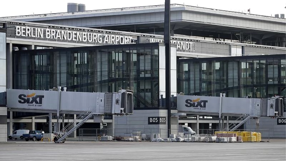 Berlin\'de 9 yıldır açılışı ertelenen Brandenburg Havaalanı son testler için 20 bin gönüllü arıyor