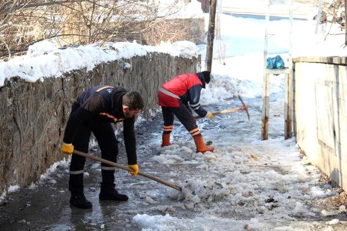 Bitlis\'te buzlanan merdivenler, temizlenip tuzlanıyor