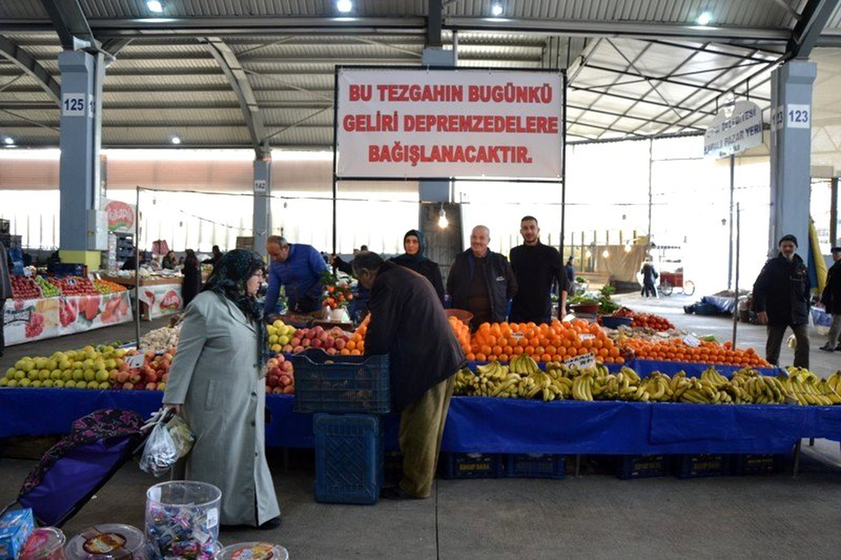Çanakkaleli pazarcı, geliri depremzedelere bağışladı