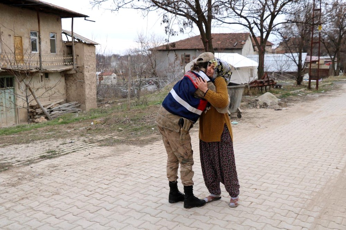 Deprem sonrası halk jandarmayı bağrına bastı