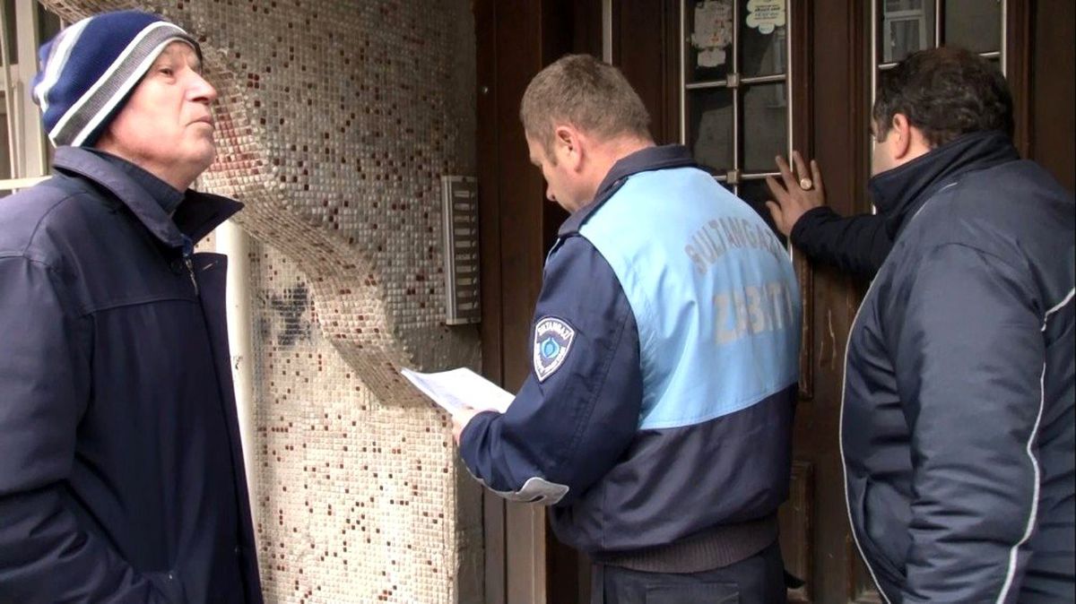 Depremde ağır hasar gördü, mührü kırıp oturmaya devam ettiler