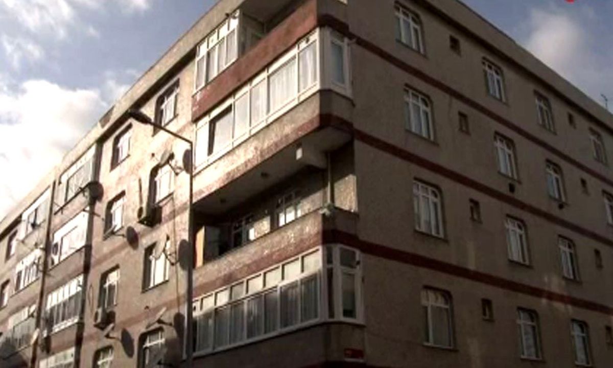 Depremde ağır hasar gördü, mührü kırıp oturmaya devam ettiler
