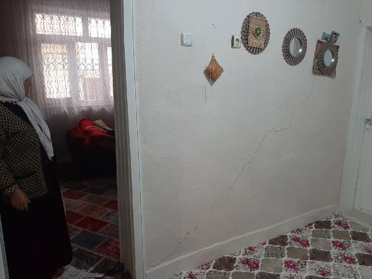 Diyarbakır\'da 30 binada hasar tespit edildi, 2 katlı bina boşaltıldı