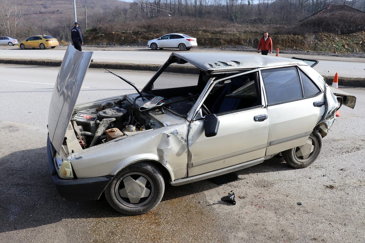 Düzce\'de iki otomobilin çarpıştığı kazada 2 kişi yaralandı