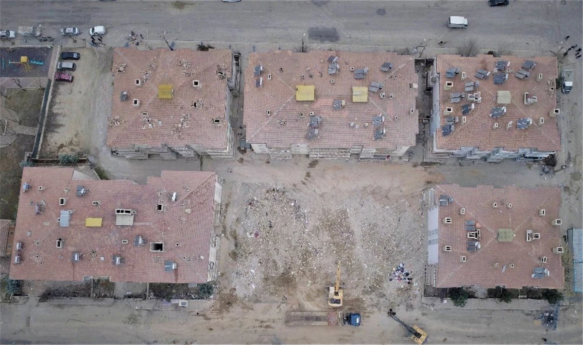 Elazığ\'da depremle çöken binalarda enkaz kaldırma çalışmaları