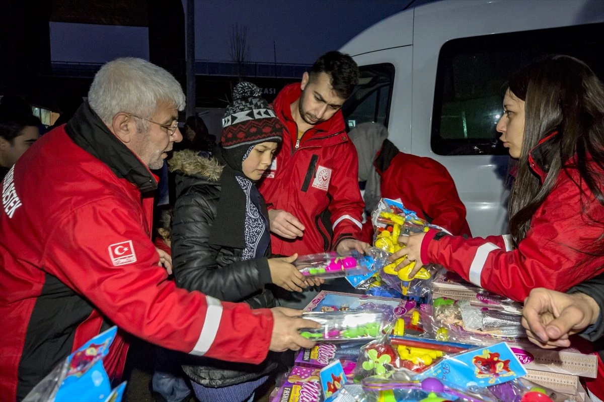 Elazığ\'daki depremzede çocukların yüzü hediye edilen oyuncaklarla güldü