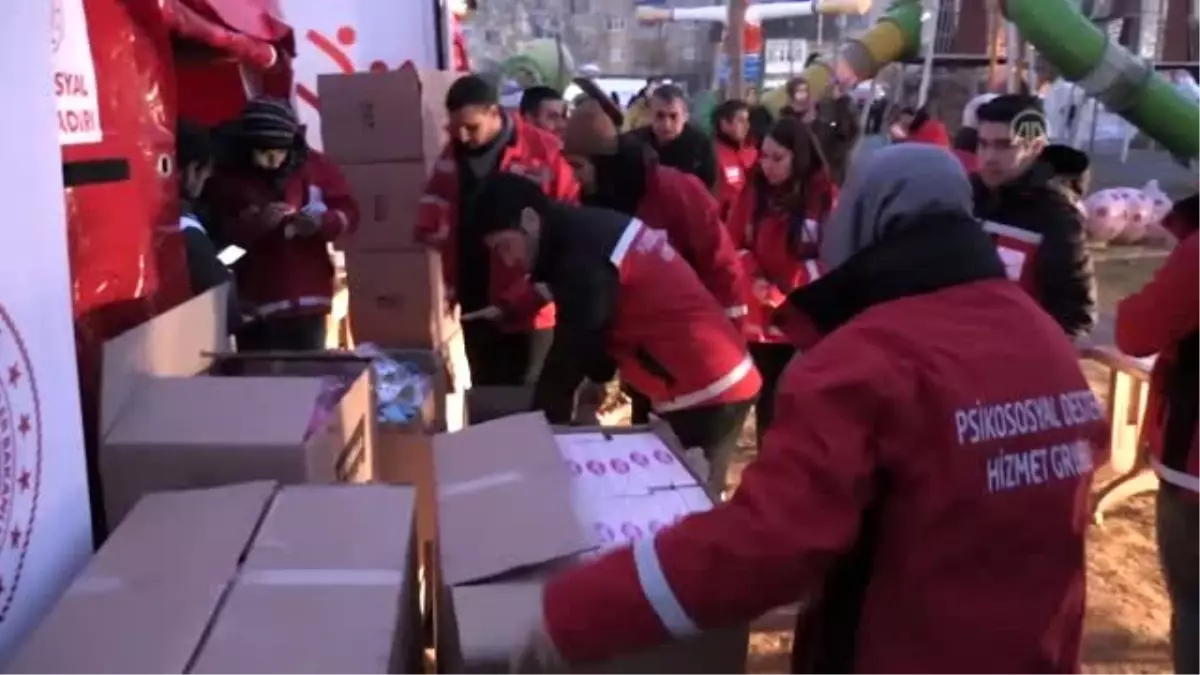 Elazığ\'daki depremzede çocukların yüzü hediye edilen oyuncaklarla güldü