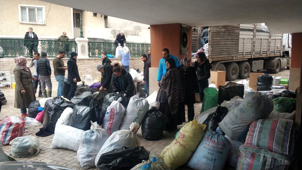 Emirdağ\'dan deprem bölgesine yardım