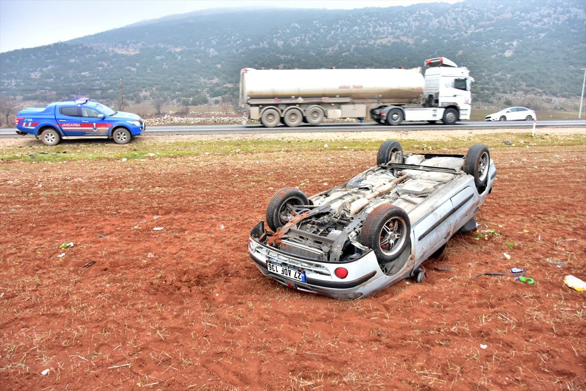 Gaziantep\'te devrilen otomobildeki aynı aileden 5 kişi yaralandı