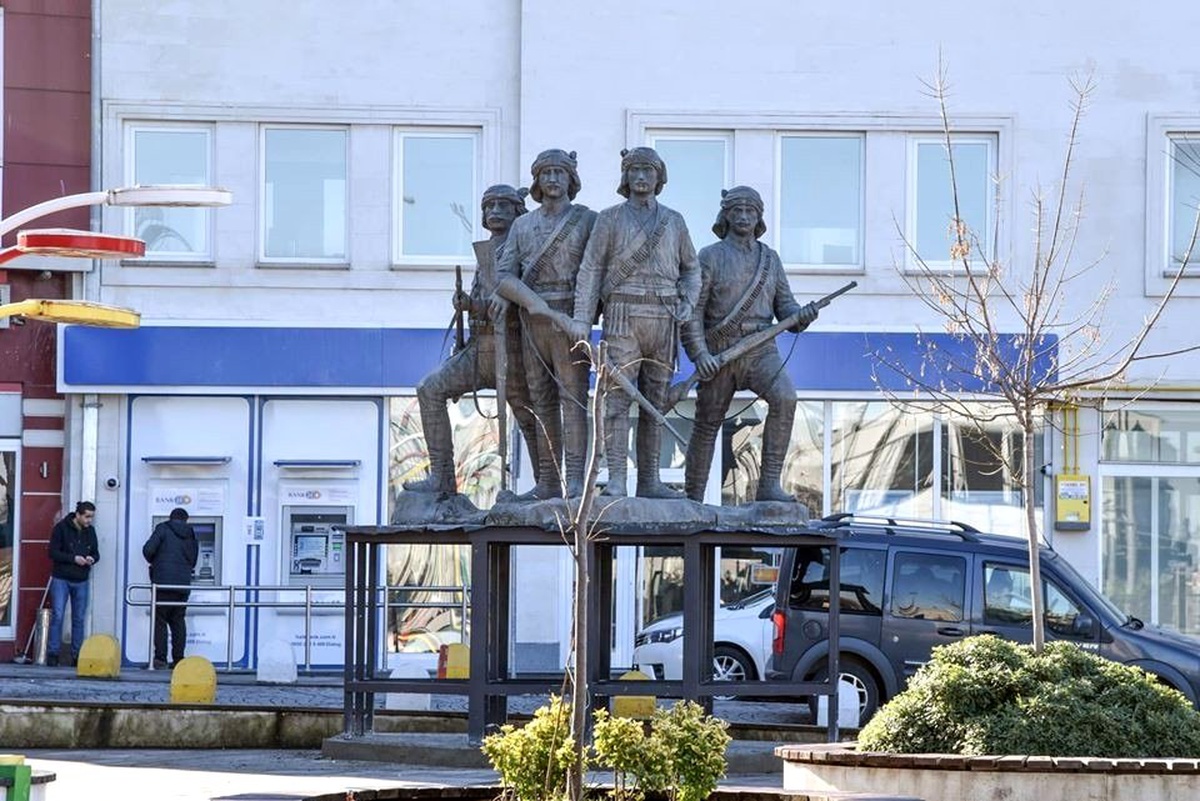 Giresun\'daki anıt tartışması \'Osman Ağa ve arkadaşları\' heykeli ile son buldu