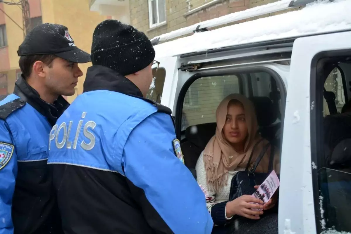 Hakkari polisi canı pahasına kadınları bilgilendiriyor