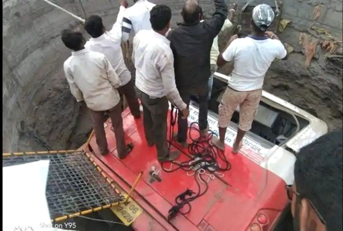 Hindistan\'da kaza yapan otobüs çukura düştü: 27 ölü, 32 yaralı