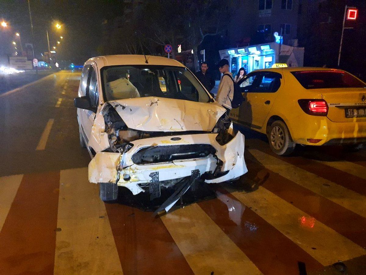 Hızını alamayan kamyonet ticari taksiye çarptı...
