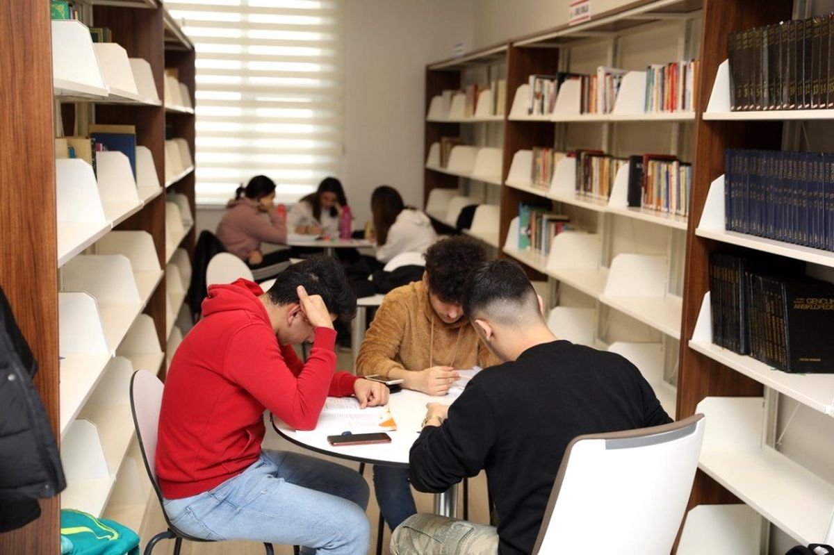 İlkadım Belediyesi Halk Kütüphanesine vatandaşlardan yoğun ilgi