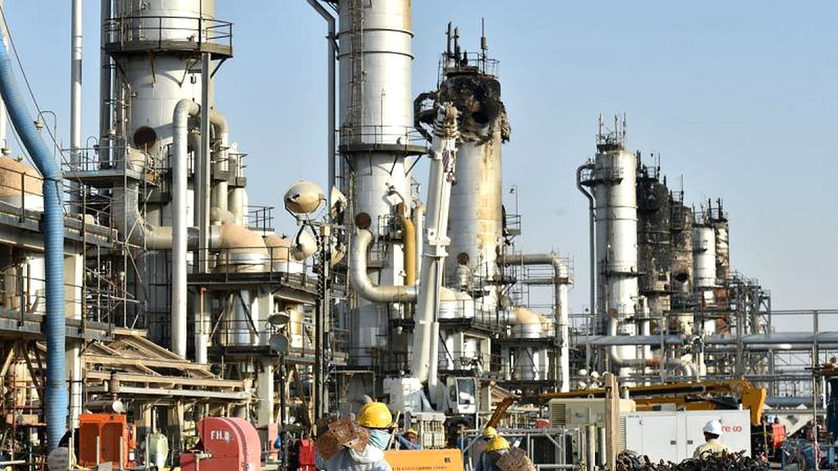 İran\'ın desteklediği Yemen\'deki Husiler, Saudi Aramco şirketini füzelerle vurdu
