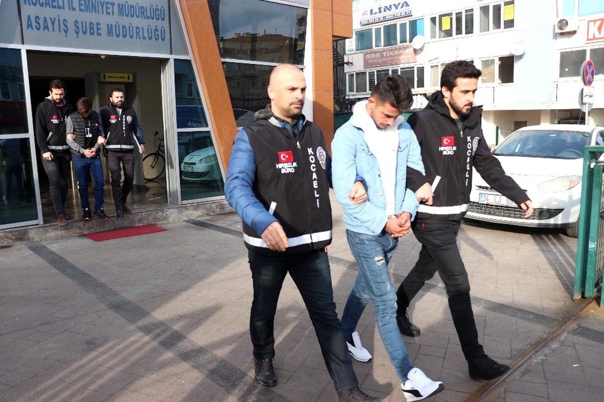 İş yerinden 10 bin TL çalan iki hırsız yakayı ele verdi