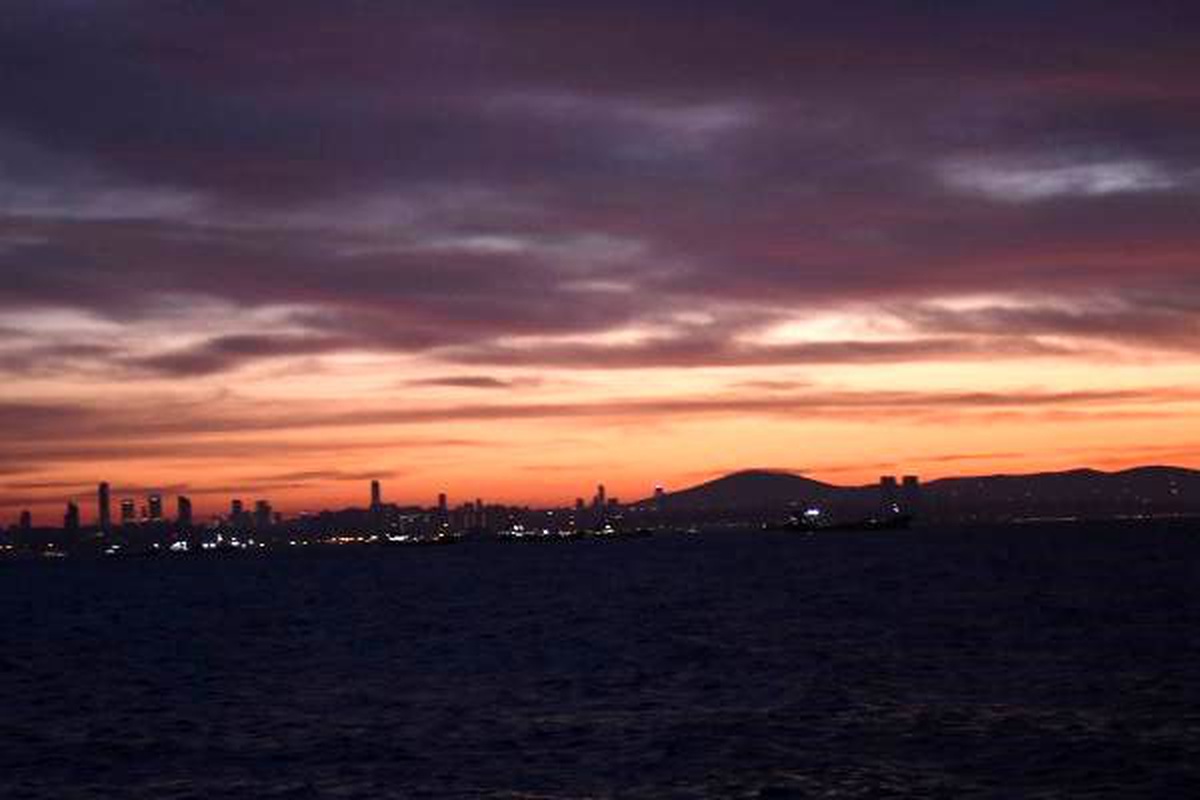 İstanbul\'da gün doğumu gözyüzünü kızıla boyadı