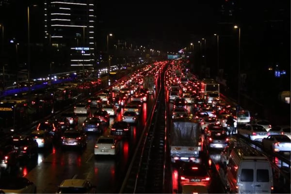 İstanbul\'da trafik yoğunluğu yüzde 83\'lere ulaştı