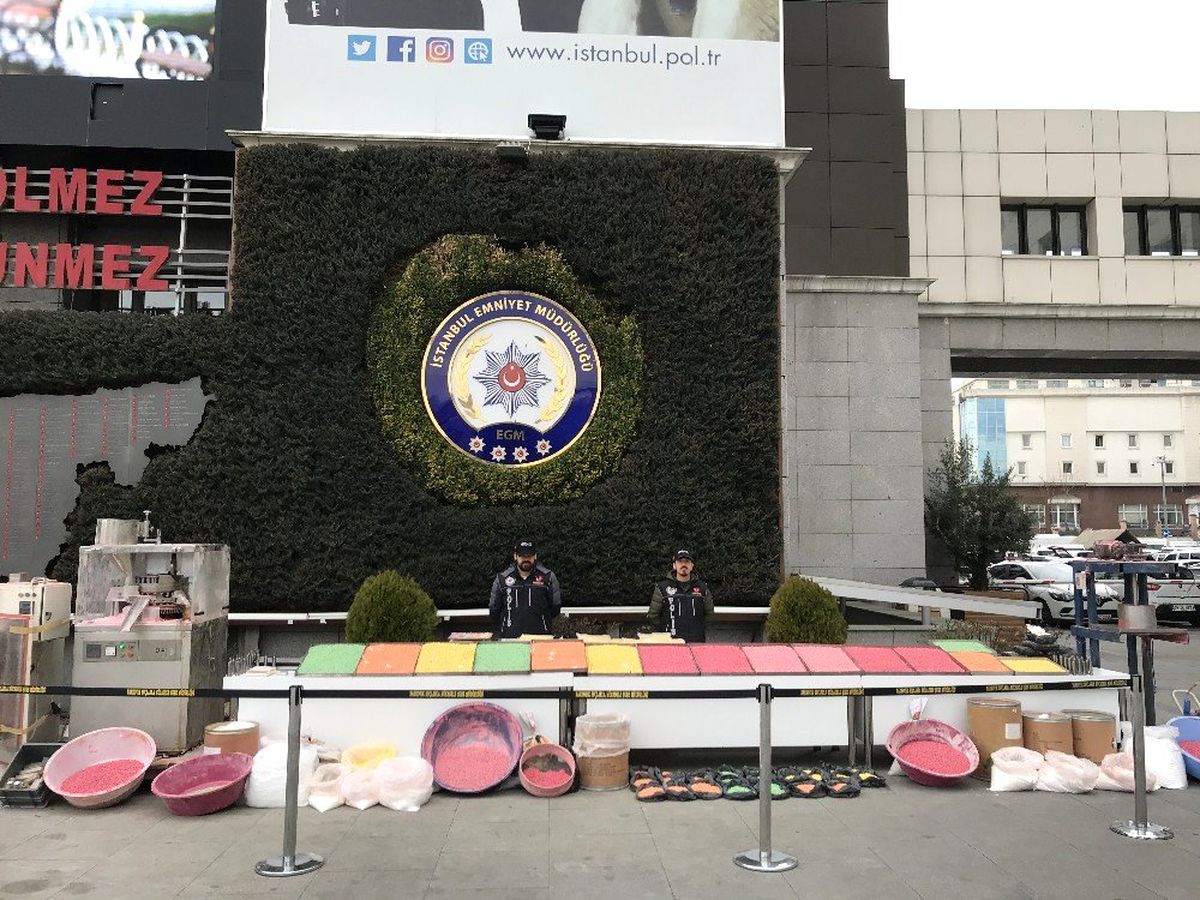 İstanbul\'da yüklü miktarda uyuşturucu hap ele geçirildi, operasyon anları kameraya yansıdı