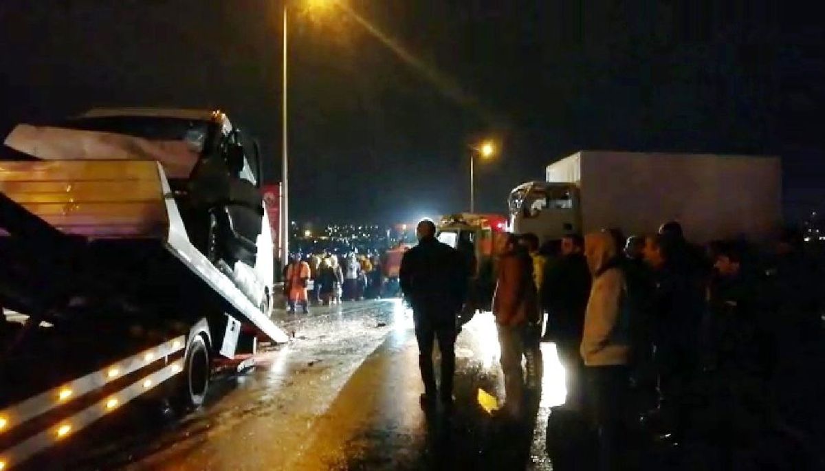 Kamyonetle panelvan araç kafa kafaya çarpıştı: 4 yaralı