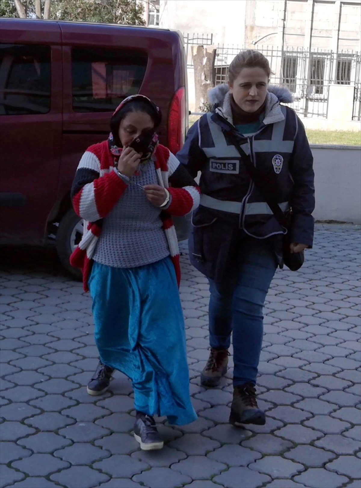 Kamyonlardan hırsızlık yaptıkları iddiasıyla yakalanan 3 zanlıdan 2\'si tutuklandı