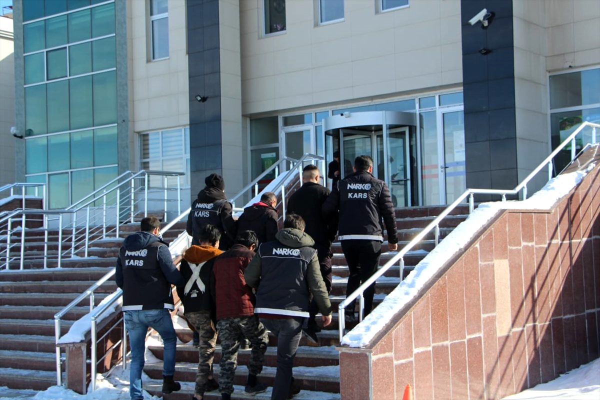 Kars\'ta uyuşturucuyla yakalanan Afganistan uyruklu 3 kişi tutuklandı