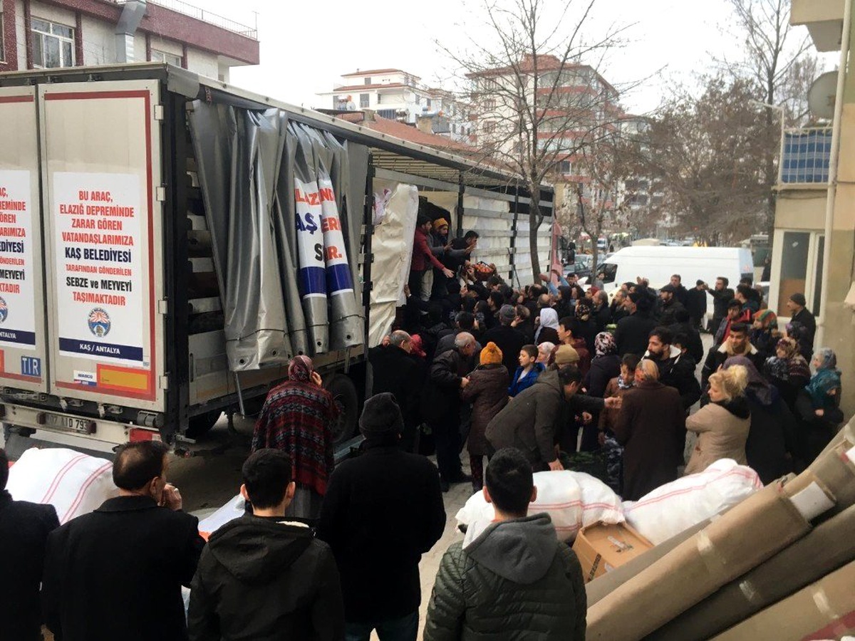 Kaş\'ın yardım tırları Elazığ\'a ulaştı
