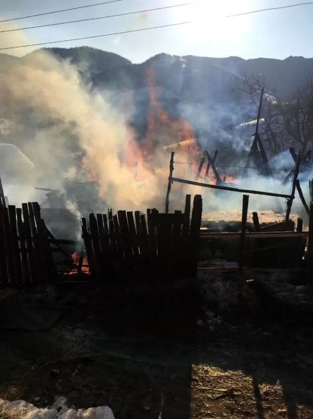 Kastamonu’da 1 ev ve samanlık küle döndü Son Dakika