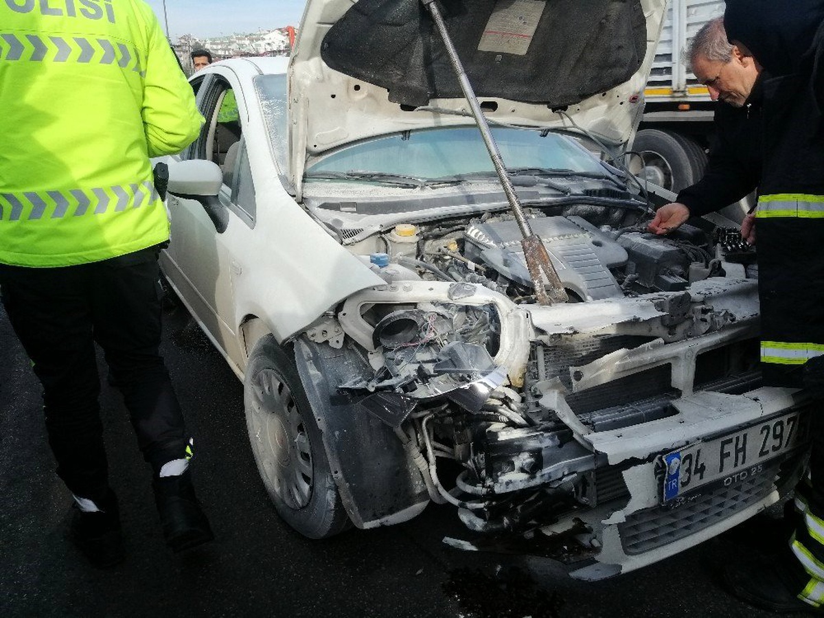 Kaza yapan otomobili küle dönmekten itfaiye kurtardı