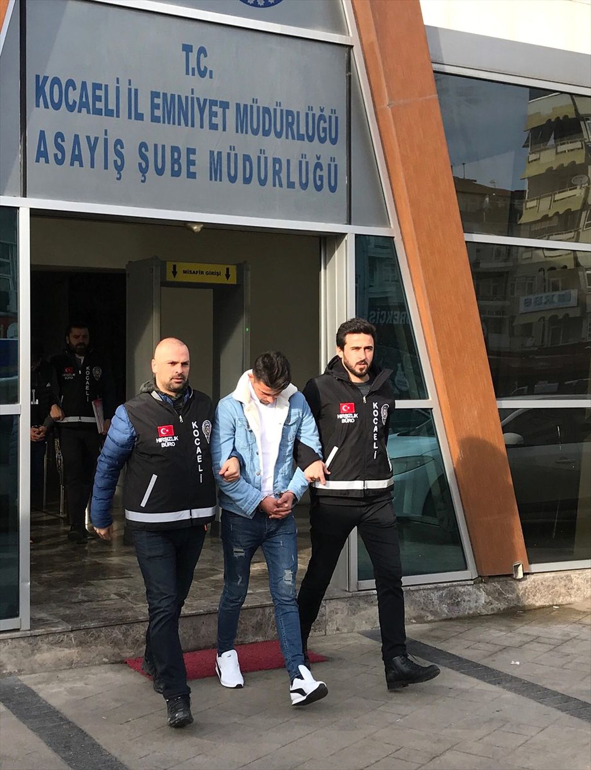 Kocaeli\'de marketten 10 bin lira çaldığı iddia edilen iki şüpheli tutuklandı