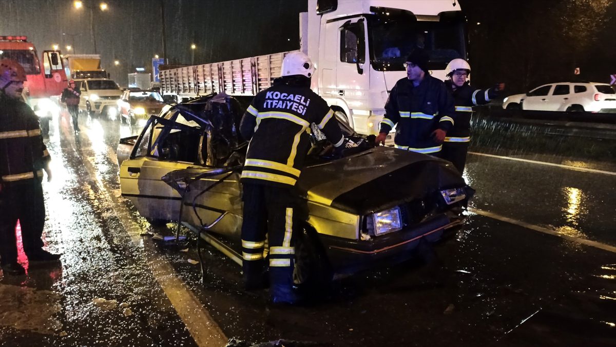 Kocaeli\'de otomobil ile kamyonet çarpıştı: 4 yaralı