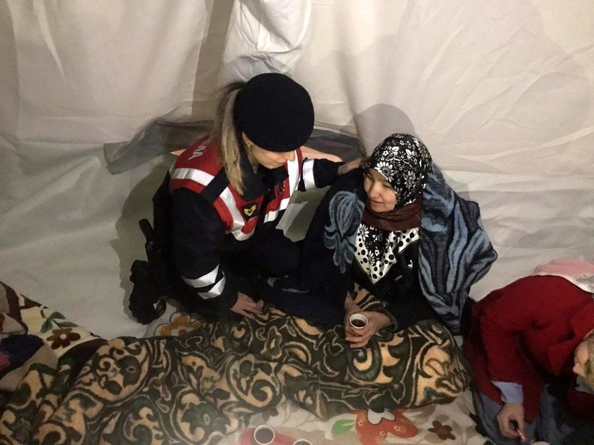 Köy köy gezen jandarma, depremzedelerin acısına ortak oluyor