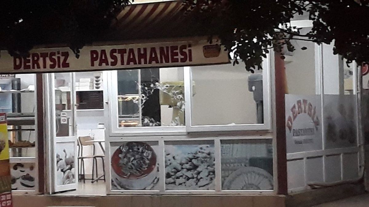 Kozan\'da bir iş yeri ile araca silahlı saldırı