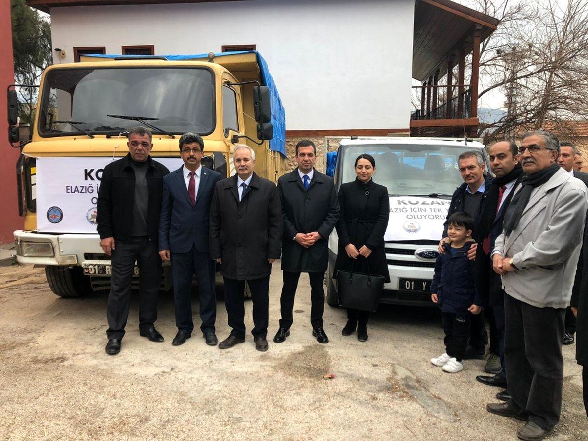 Kozan\'dan depremzedelere iki kamyon yardım