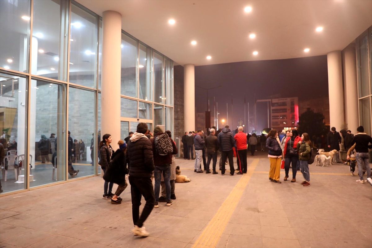 Manisa\'da 4,7 büyüklüğünde deprem meydana geldi