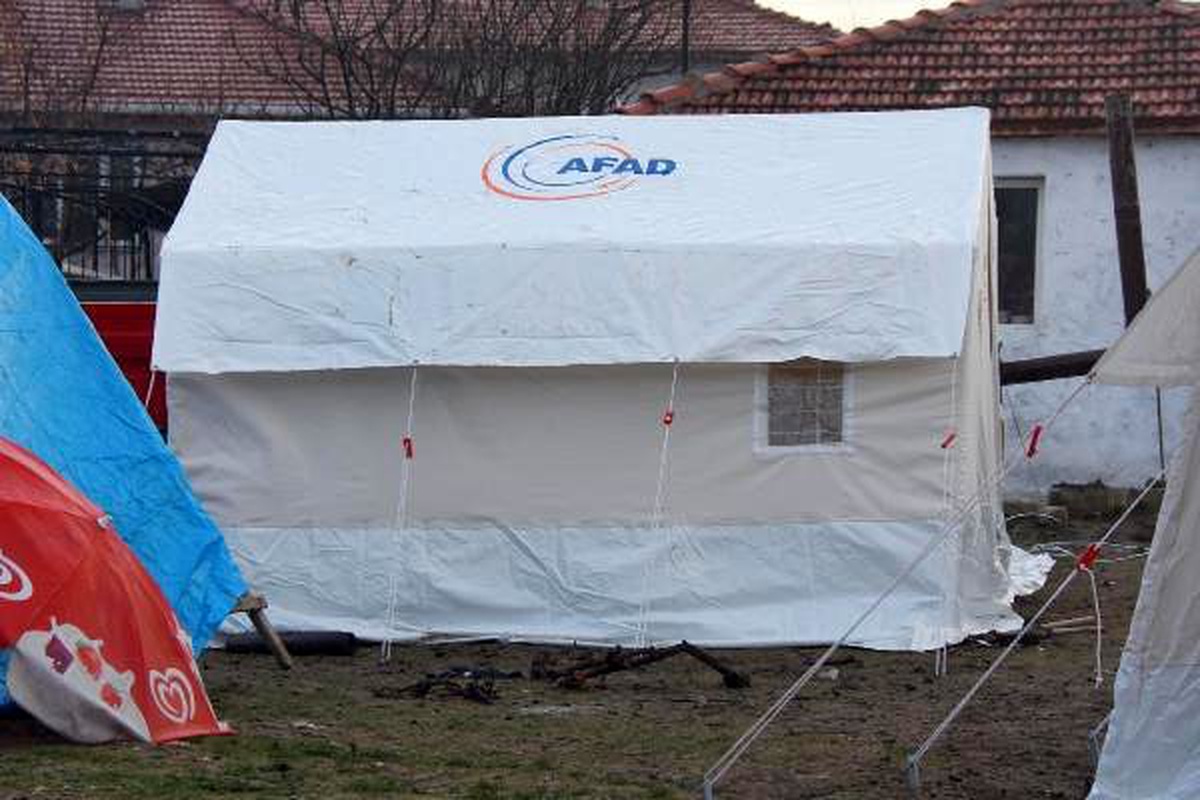 Manisa\'da artçılar sürüyor, vatandaş tedirgin