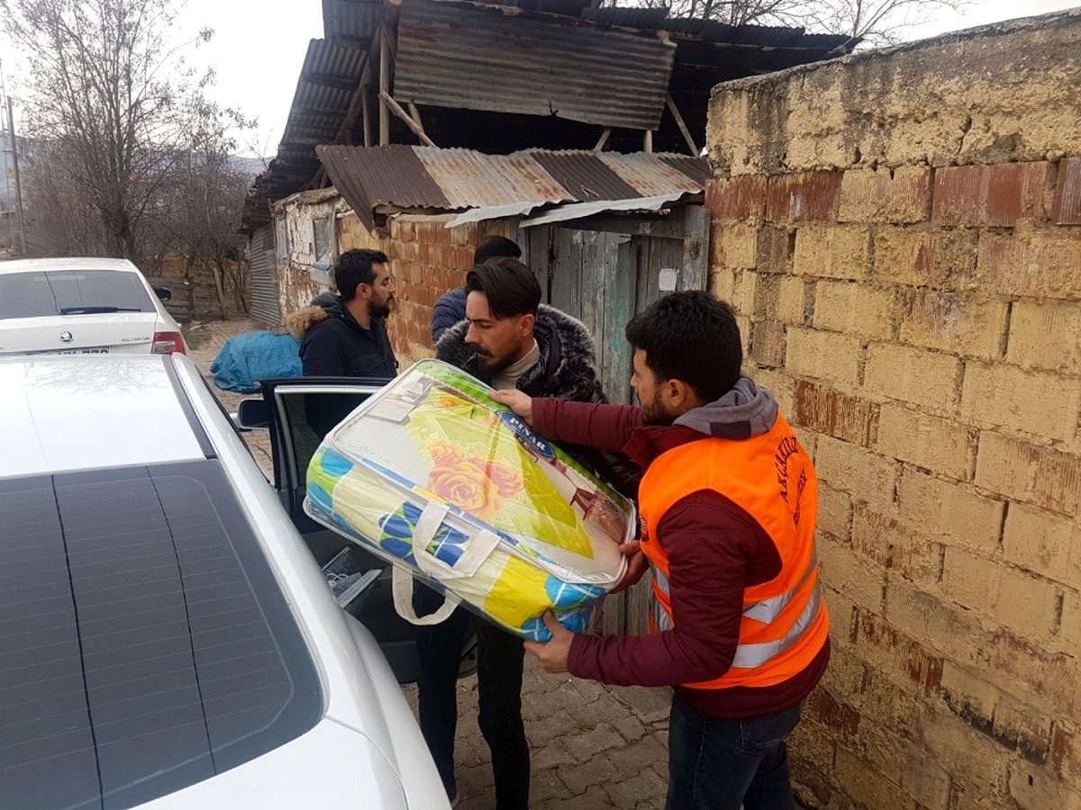 Mardinli fotoğraf sanatçısından depremzedelere yardım