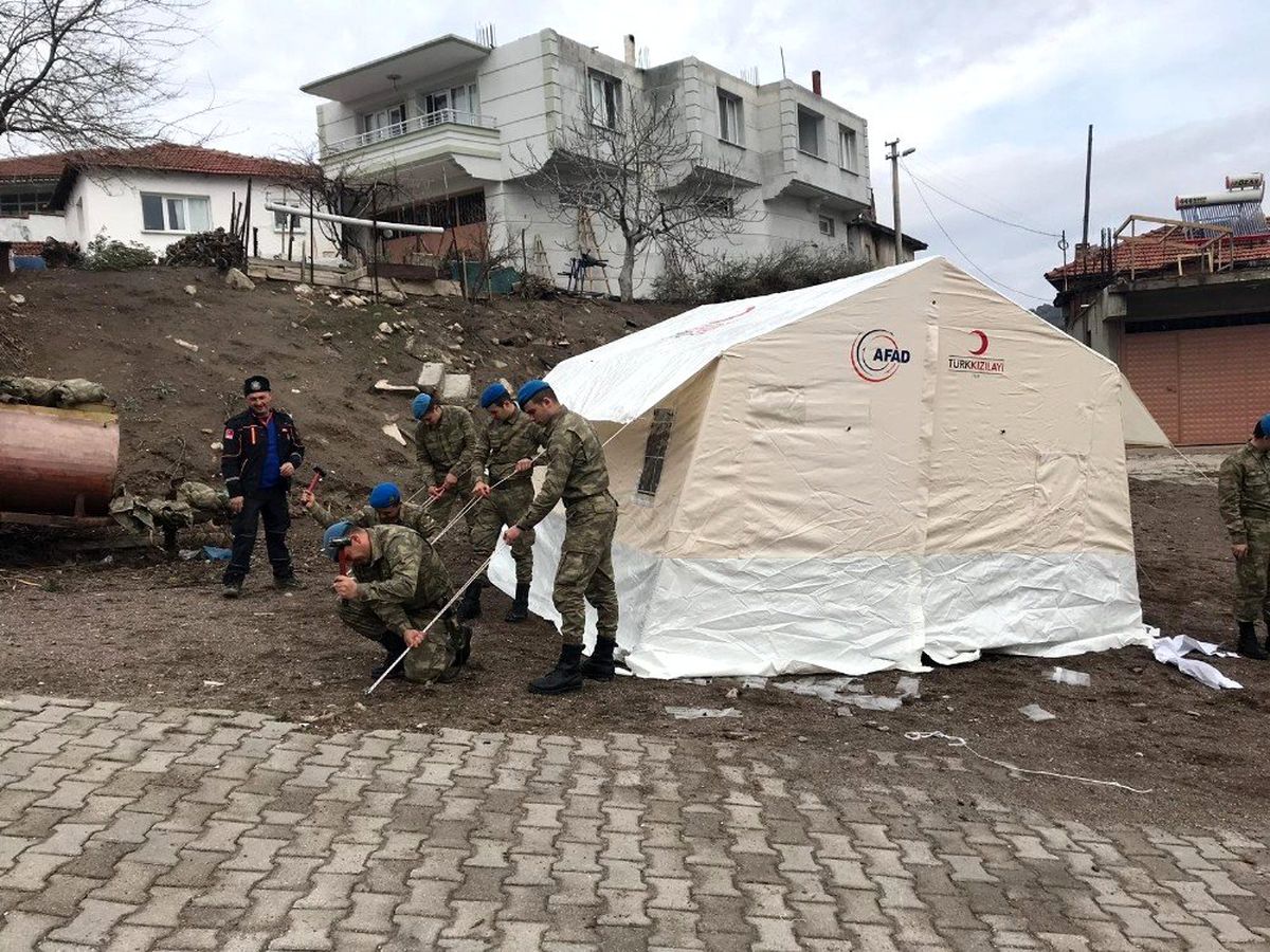 Mehmetçikten Aksihar\'daki deprem sonrası çadır kurma faaliyetlerine destek