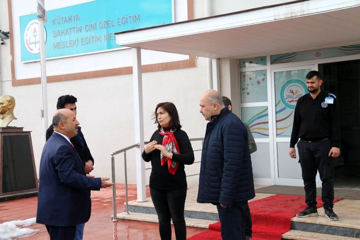 Müdür Başyiğit, yıkım kararı alınan okulda incelemelerde bulundu